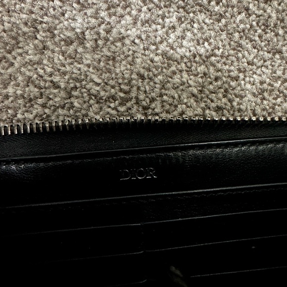 Selling men’s Dior zipped long wallet. Retail price is $1,050 CAD. Condition9/10 - Picture 10 of 10